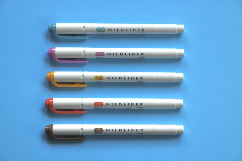 the zebra mildliner warm colour pen set lying on a blue background